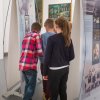 Uczniowie klasy 5a na wystawie „Anne Frank. Historia współczesna”